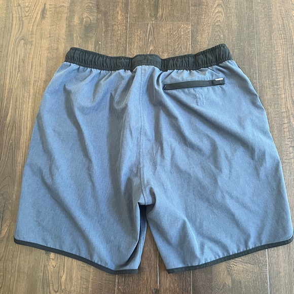 Vuori Banks Short Men's Charcoal Engineered Stripe Athletic Shorts Size Large - Picture 7 of 11